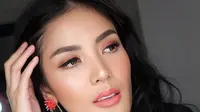 Penyegaran anting hoop dengan juntaian rantai yang menarik (Foto: Instagram @nindyayunda)