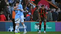 Gelandang Manchester City asal Portugal #20, Bernardo Silva (kiri), dan bek Manchester City asal Portugal #03, Ruben Dias (kedua dari kiri), bereaksi saat peluit akhir dibunyikan dalam pertandingan perempat final Piala FA Inggris antara Bournemouth dan Manchester City di Stadion Vitality di Bournemouth, di pesisir selatan Inggris pada tanggal 30 Maret 2025. City memenangkan pertandingan dengan skor 2-1. (JUSTIN TALLIS/AFP)