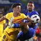 Gavi dari Barcelona, kiri, dan Juan Iglesias dari Getafe menantang bola selama pertandingan sepak bola La Liga Spanyol antara Getafe dan FC Barcelona di stadion Coliseum Alfonso Perez di Getafe, Spanyol, Minggu, 13 Agustus 2023. (AP Photo/Alvaro Medranda