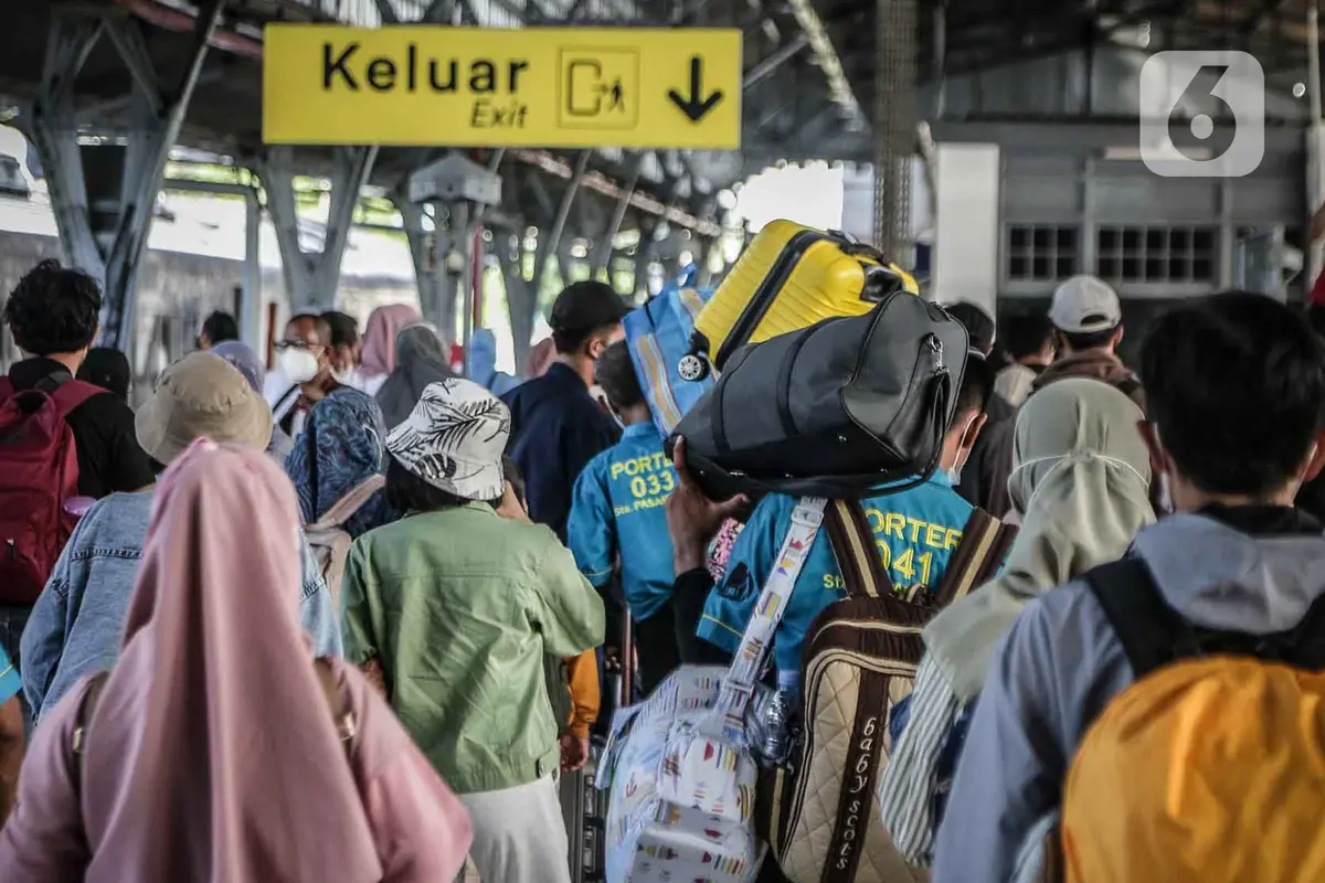 Arus Balik Mudik Lebaran 2022 di Stasiun Pasar Senen Mulai Ramai