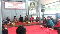 Gus Syauqi menyambangi Istana Gebang, rumah Presiden RI pertama Soekarno (Bung Karno), di Blitar. (Istimewa)