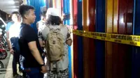 Polisi menyegel rumah pelaku penganiayaan dan penelantaran 3 anak angkatnya, di Jalan Mirah Seruni, kelurahan Pandang, kecamatan Panakkukang, Makassar, Senin (17/9) malam, sekitar pukul 21.00 (Sahrul Ramadhan/JawaPos.com)