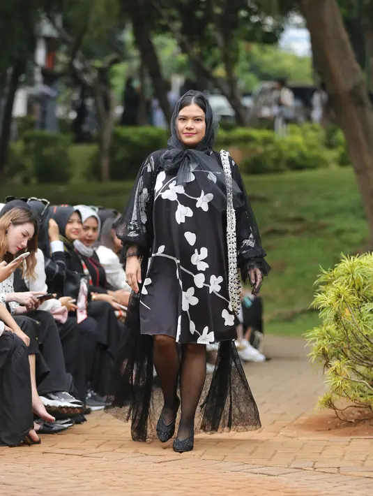 Model memamerkan busana koleksi Asmara by Barli Asmara di Taman Ayodya, Kebayoran Baru, Jakarta Selatan, pada Rabu (20/11/2019). (Adrian Putra/Fimela.com)