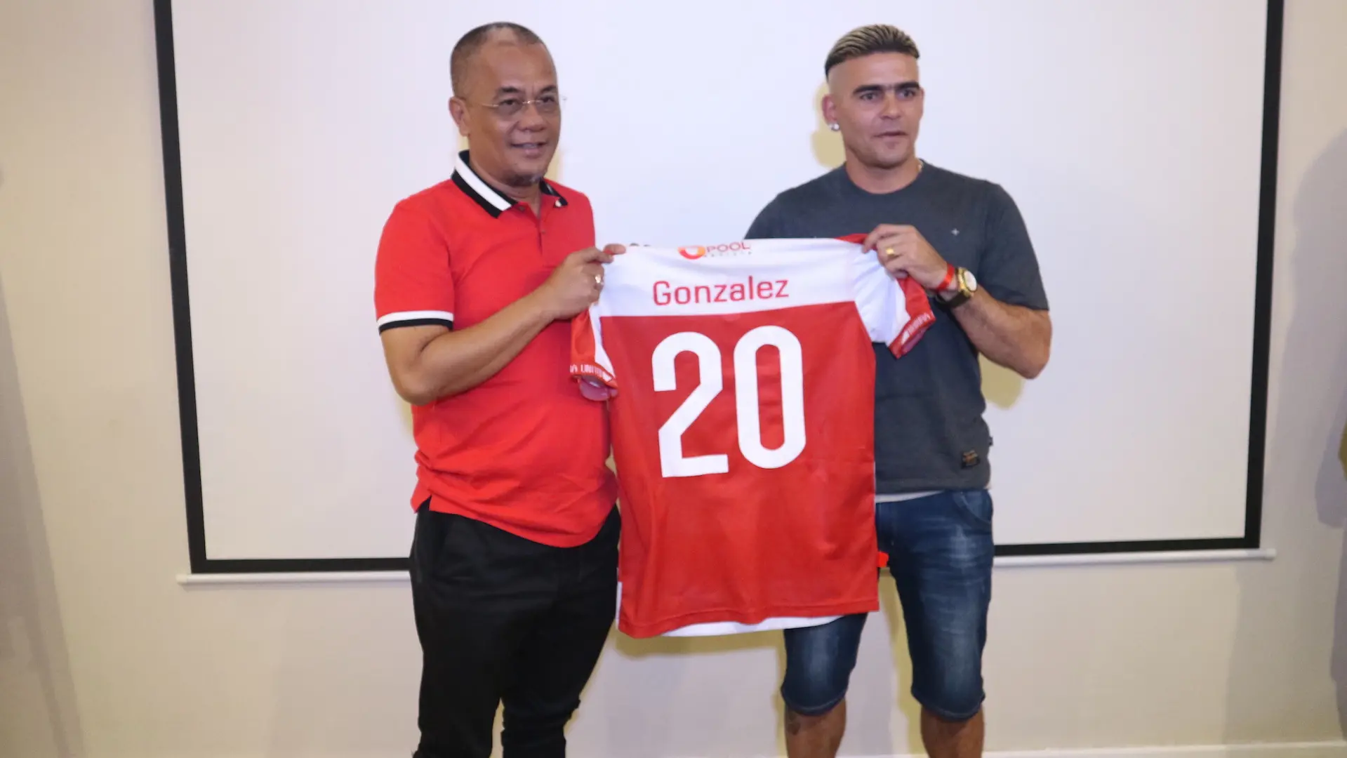Cristian Gonzales ditunjuk sebagai Brand Ambassador Madura United untuk semusim. (Bola.com/Aditya Wany)