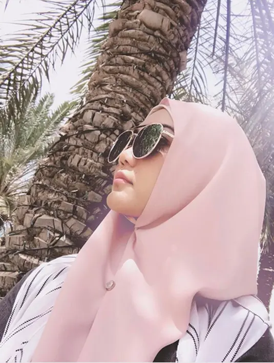 Perempuan kelahiran Bandung  33 tahun silam itu hanya menjelaskan bahwa sedang jatuh cinta. Menurutnya lelaki yang kini tengah dekat itu orang yang luar biasa. (Instagram/rinanose16)