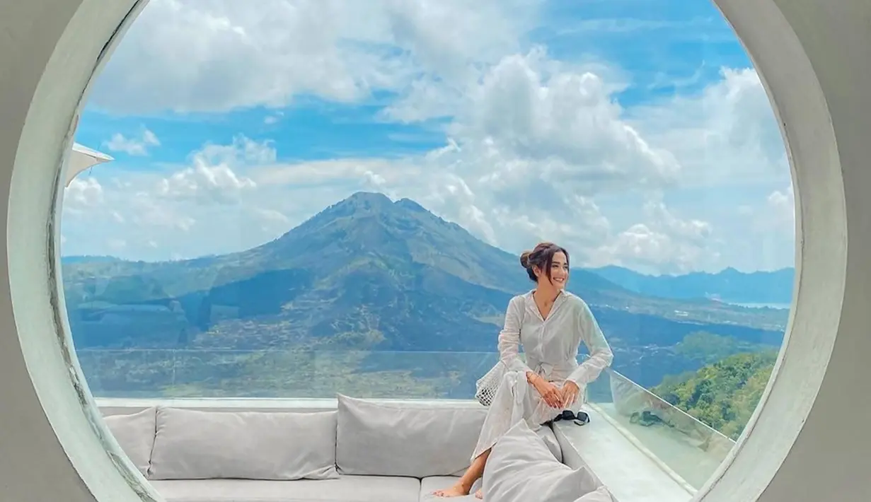 Sambil menikmati indahnya pemandangan alam, terlihat jelas Gunung Batur yang menakjubkan menjadi latar belakang potretnya dalam liburannya kali ini. Tampil menawan dengan busana bernuansa putih, Andi Annisa pun menuai banyak pujian.
 (Liputan6.com/IG/@andiannsyah)