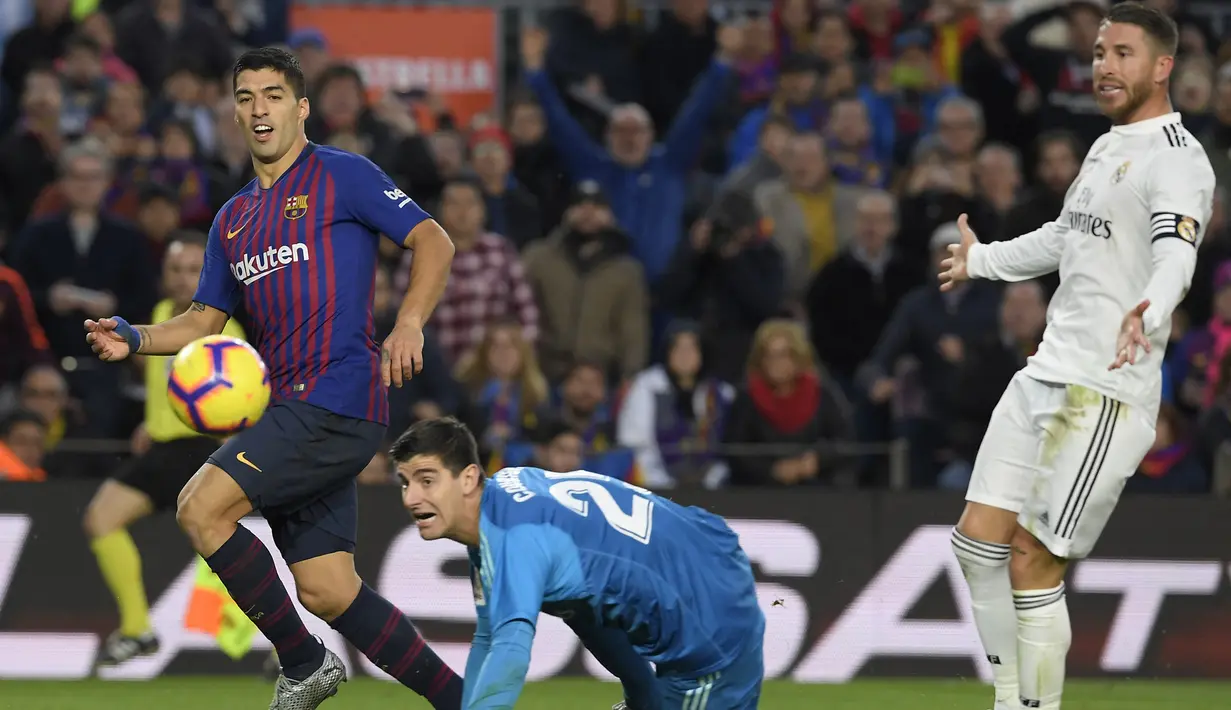 Luis Suarez. Striker Uruguay berusia 35 tahun yang kini menjalani musim kedua bersama Atletico Madrid ini pernah berseragam Barcelona selama 6 musim, 2014/2015 hingga 2019/2020. Dalam laga El Clasico 28 Oktober 2018 ia membuat hattrick dan membawa Barcelona menang 5-1. (AFP/Lluis Gene)