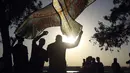 Warga mengikuti Festival Layang-layang di Baghdad, Irak (5/6/2021). Festival layang-layang diadakan menarik ratusan penduduk setempat untuk menerbangkan layang-layang. (Xinhua/Khalil Dawood)