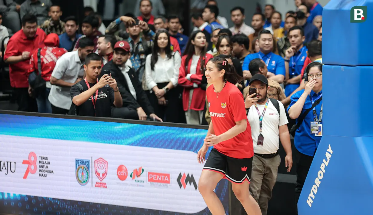 Pevoli Timnas putri Indonesia, Yolla Yuliana berjalan memasuki lapangan saat bermain pada laga eksibisi sebelum peresmian Indonesia Arena di Senayan, Jakarta, Senin (07/08/2023). (Bola.com/Bagaskara Lazuardi)