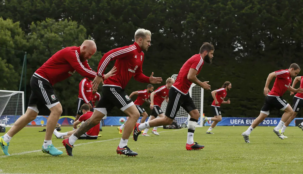 Aaron Ramsey dan para pemain Wales berlatih mempersiapkan fisik sebelum melawan Belgia di COSEC Stadium, Dinard, Prancis, (28/6/2016). (REUTERS/Gonzalo Fuentes)