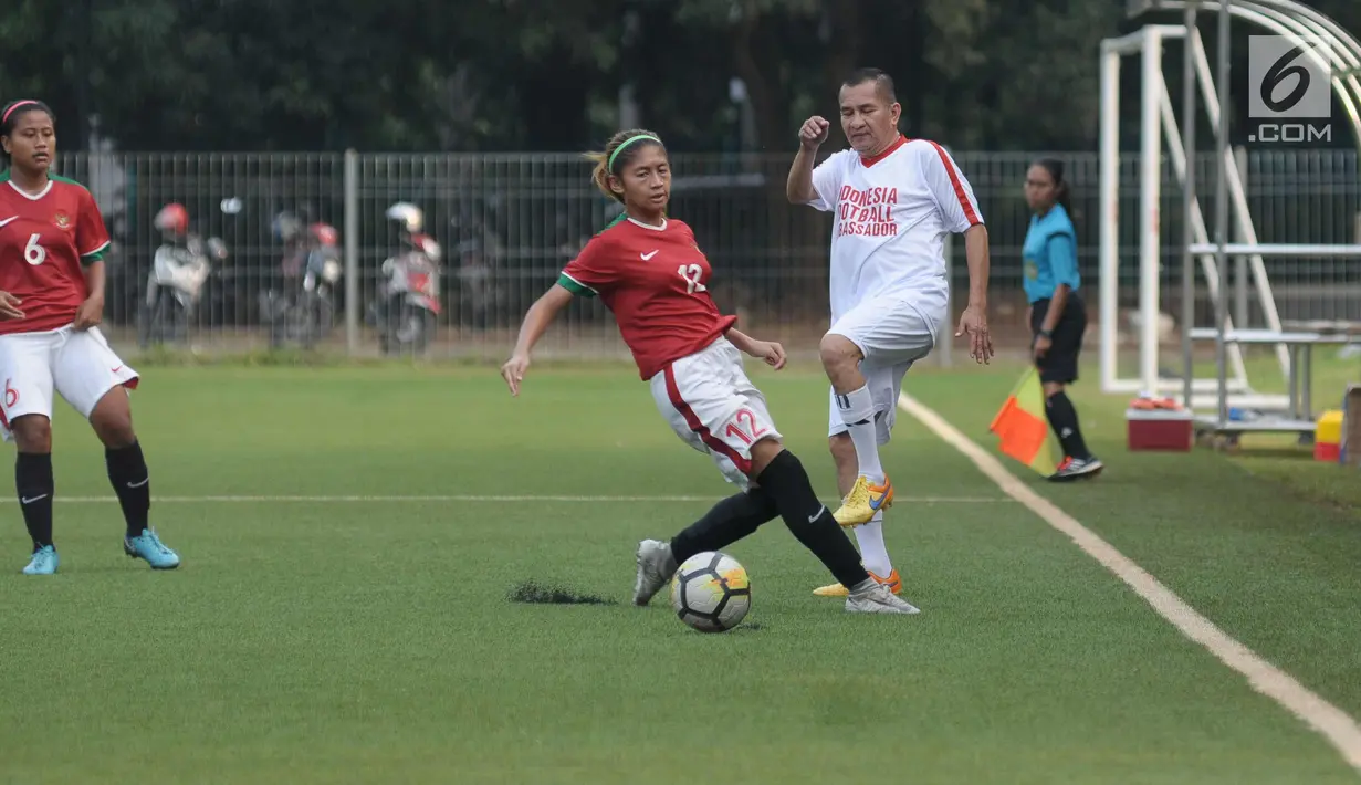 Pemain Timnas Wanita Indonesia (kiri) berebut bola dengan pemain tim Indonesian Football Ambassador di Lapangan C Kompleks GBK, Jakarta, Kamis (5/4). Uji tanding ini persiapan jelang Piala AFF Wanita 2018. (Liputan6.com/Helmi Fithriansyah)
