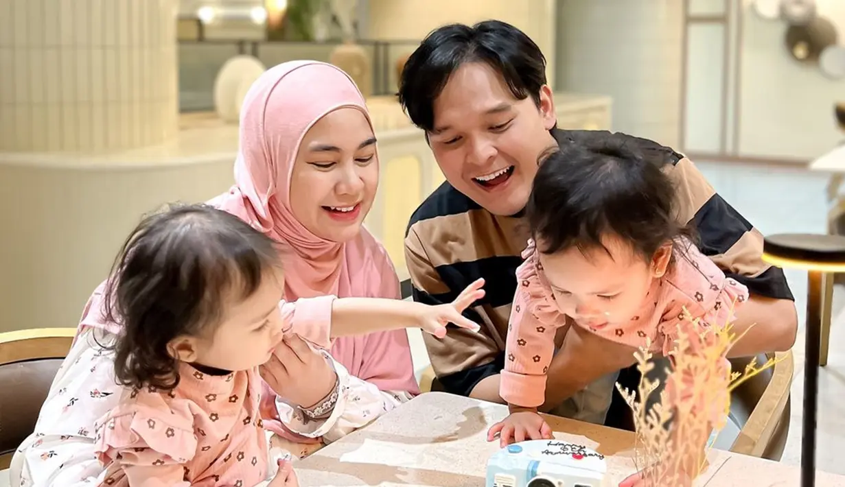 Rupanya anniversary pernikahan Anisa dan Anandito bertepatan dengan ulang tahun Anandito Dwis yang ke 33 tahun. Begini perayaan anniversary Anisa dan Anandito bareng buah hatinya. Saking lucunya bentuk kuenya, anak-anak Anisa juga gemas sendiri. Enam tahun bersama jauh dari gosip, aura bahagia terpancar jelas di wajah pasangan yang terpaut usia 1 tahun. (Liputan6.com/IG/@anisarahma_12)