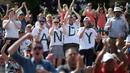 Fans Andy Murray dan juga Britania Raya bersorak saat idolanya menang atas petenis Kanada, Milos Raoinic pada laga final tunggal putra Wimbledon Championships 2016 di The All England Lawn Tennis Club,  Wimbledon, London, (10/7/2016).  (AFP/Justin Tallis)