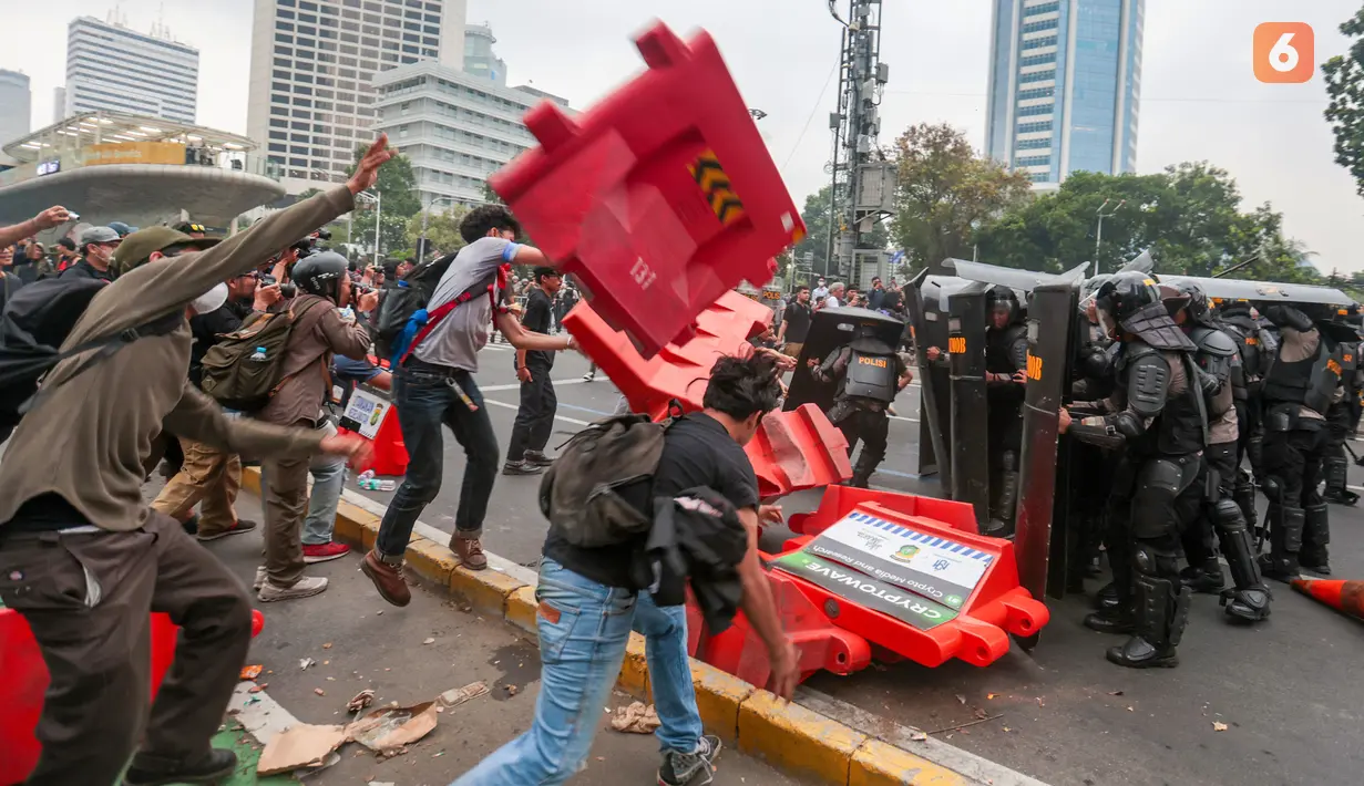 Sejumlah mahasiswa terlibat aksi ricuh saat demonstrasi memperingati Hari Sumpah Pemuda di kawasan Dukuh Atas, Jalan Jenderal Sudirman, Jakarta Pusat, Rabu (28/10/2026). Kericuhan terjadi ketika massa berusaha menerobos barikade kepolisian hingga memicu aksi saling dorong dengan aparat. (KLY/Budy Santoso)