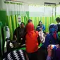 Salah satu korban keracunan makanan tradisional pallu basa dirawat di ruang UGD RS Faisal, Kota Makassar, Sulawesi Selatan. (Liputan6.com/Eka Hakim)