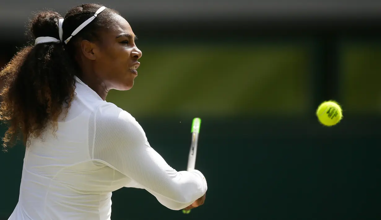 Petenis AS, Serena Williams mengembalikan bola ke arah petenis Jerman, Julia Gorges pada semifinal Wimbledon 2018 di London, Kamis (12/7). Petenis yang baru saja kembali usai melahirkan itu juga menang mudah atas Julia Goerges.. (AP/Tim Ireland)