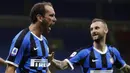 Bek Inter Milan, Diego Godin, melakukan selebrasi usai mencetak gol ke gawang Torino pada laga Serie A di Stadion Giuseppe Meazza, Senin (13/7/2020). Inter Milan menang 3-1 atas Torino. (AP Photo/Luca Bruno)