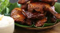 Penasaran dengan cara membuat masakan Indonesia favorit ayam panggang kecap? Simak di sini. (Foto: Kokiku Tv)