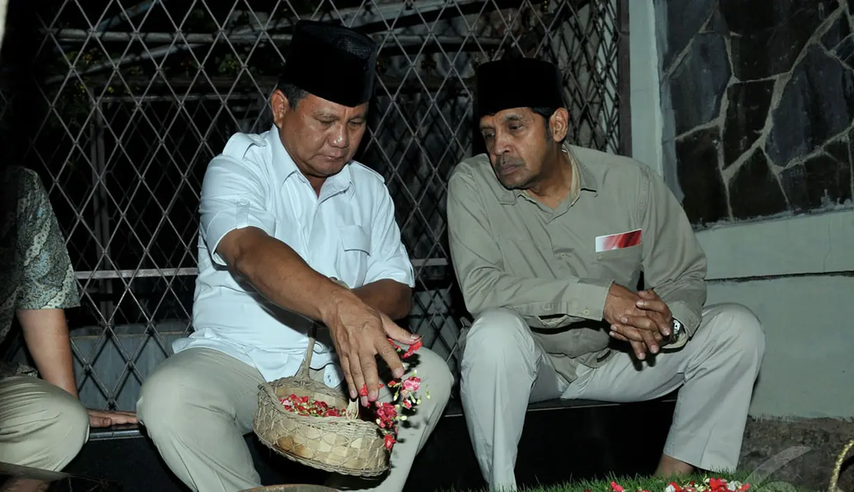 Prabowo menaburkan bunga saat menziarahi makam ayahnya di Pemakaman Umum Karet Bivak, Jakarta, Rabu, (21/5/2014) (Liputan6.com/Johan Tallo). 