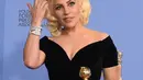 Lady Gaga raih piala di Golden Globes 2016. (AFP/Bintang.com)