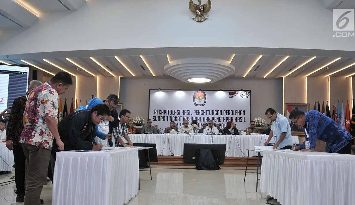Perwakilan 9 partai politik menandatangani berita acara hasil rekapitulasi suara dan penetapan hasil Pemilu 2019 di Gedung KPU, Jakarta, Selasa (21/5/2019). Hasil rekapitulasi suara, 9 parpol mendapatkan perolehan suara di atas 4 persen dan 7 parpol di bawah 4 persen. (merdeka.com/Iqbal S Nugroho)