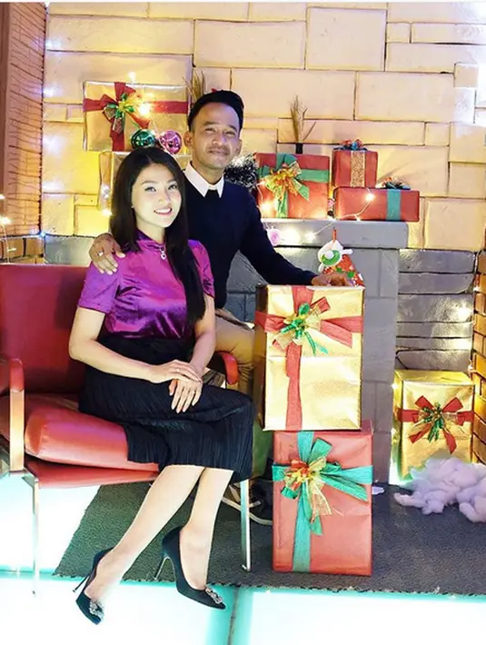 Tidak pernah sedikit pun rumah tangga pasangan ini terdengar gosip miring. Dari foto yang diabadikan dalam media sosial, keduanya terlihat rukun dan harmonis membina bahtera rumah tangganya. (Instagram/ruben_onsu)