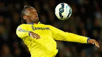 Penyerang Chelsea, Didier Drogba mengontrol bola saat Laga Liga Premier Inggris di King Power Stadium, Kamis (30/4/2015). Chelsea menang 3-1 atas Leicester City.(Reuters/Carl Recine)