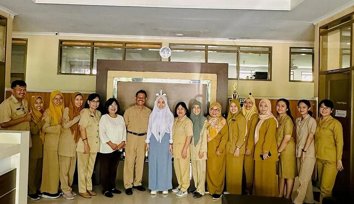 "Alhamdulillaah, graduated from high school. Terima kasih banyak kepada Bapak Kepala Sekolah @smmyogyakarta Bapak Turino, dan Bapak Ibu Guru yang sangat luar biasa dalam membimbing Putri selama tiga tahun ini. If there's a word more than thank you, I will say that word now," tulis Putri pada unggahannya. (Liputan6.com/IG/@arianinismaputri)