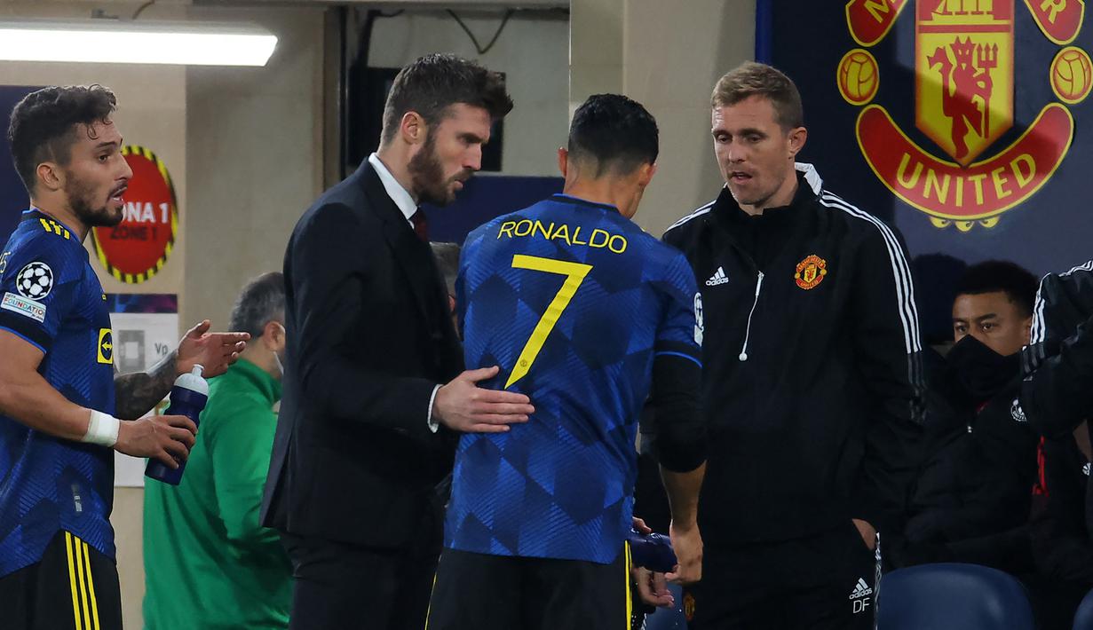 Usai Ole Gunnar Solskjaer dipecat, Michael Carrick diangkat sebagai caretaker Manchester United mulai 21 November 2021. Debutnya berakhir manis saat Manchester United mengalahkan Villarreal di Liga Champions dan memastikan lolos ke perempatfinal. (AFP/Jose Jordan)
