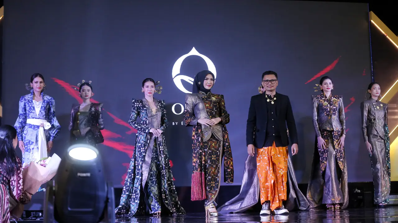 Elegansi Kebaya Kombinasi Batik Taliabu dari Olanye by Eko Tjandra, Terinspirasi dari Napoleon Bonaparte