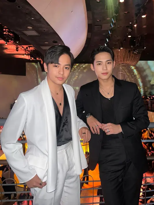 Angga Yunanda dan Mingyu Seventeen. [Foto: Instagram/angga]