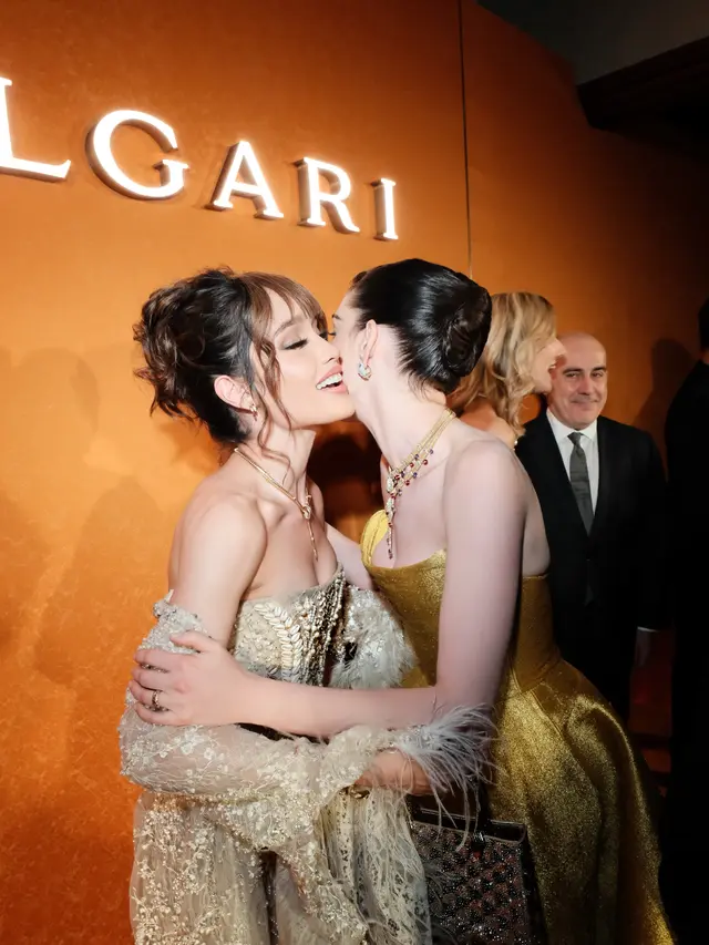 6 Potret 6 Potret Glamor Cinta Laura di Bvlgari Exhibition Shanghai, Momen Anne Hathaway Cium Tangannya Jadi Sorotan Cinta Laura di Bulgari Exhibition Shanghai, Momen Anne Hathaway Cium Tangannya Jadi Sorotan