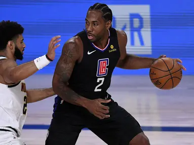 Kawhi Leonard (kanan) merupakan salah satu pemain terbaik tim Los Angeles Clippers saat ini dengan rataan 24 poin per game. Ia terkenal membawa keberuntungan bagi tim yang dibelanya dengan langsung membawa timnya menjadi kandidat juara. (Foto: Getty Images via AFP/Douglas P. Defelice)