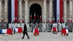 Presiden Prancis Emmanuel Macron menghadiri upacara pemakaman 13 tentara Prancis yang tewas dalam kecelakaan helikopter di Mali, Paris, Senin (2/12/2019). Sebanyak 13 tentara tewas setelah dua helikopter yang ditumpangi bertabrakan dalam operasi melawan miltan di Mali. (AP Photo/Thibault Camus,Pool)
