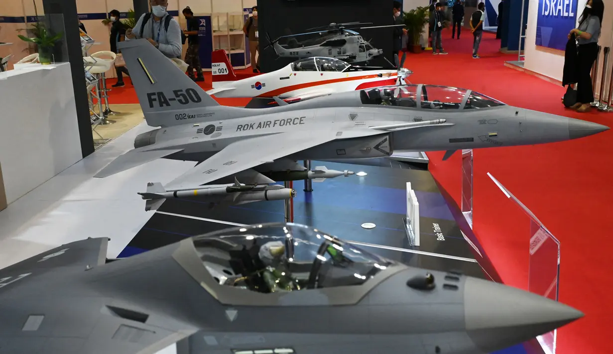(Depan ke belakang) Model skala pesawat tempur KF-21 yang sedang dalam pengembangan, pesawat tempur ringan FA-50, pesawat latih KT-1 dan pesawat lain yang diproduksi oleh Korea Aerospace Industries (KAI) dipamerkan pada Singapore Airshow 2022, Singapura, Selasa (15/2/2022). (ROSLAN RAHMAN/AFP)