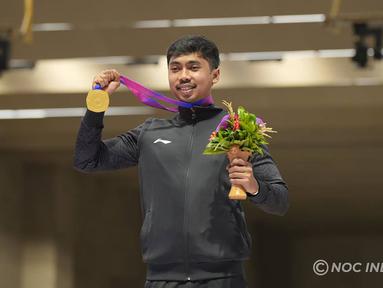 Dahaga medali emas cabang menembak di ajang Asian Games akhirnya terbayar pada Asian Games Hangzhou 2022 setelah Muhammad Sejahtera Dwi Putra merebutnya dari nomor perorangan 10 meter running target putra di Fuyang Yinhu Sports Centre, Hangzhou, China, Senin (25/9/2023). Medali emas tersebut seklaigus menjadi medali emas pertama Kontingen Indonesia pada Asian Games Hangzhou 2022. Selain medali emas, tim menembak putra yang terdiri dari Muhammad Sejahtera Dwi Putra beserta dua rekannya, Muhammad Badri Akbar dan Irfandi Julio juga mempersembahkan satu medali perunggu dari nomor 10 meter running target beregu putra. (NOC Indonesia)