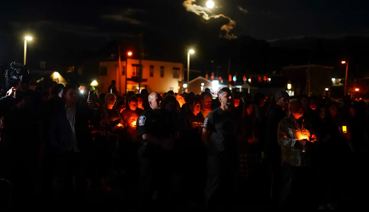 Penembakan massal terjadi di Lewiston, Maine, Amerika Serikat, terjadi pada Rabu malam, 25 Oktober 2023. Peristiwa tersebut menyebabkan 18 orang tewas dan 50 hingga 60 luka-luka. (AP Photo/Matt Rourke)