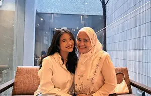 9 Potret Kebersamaan Ikke Nurjanah dan Putrinya, Kompak dan Penuh Kasih Sayang (sumber: Instagram/ikkenurjanah0518)