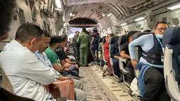 Warga negara India duduk di atas pesawat militer India untuk dievakuasi setelah pengambilalihan Afghanistan oleh pejuang Taliban di bandara di Kabul (17/8/2021).  Sebagian kecil warga India tetap di negara tersebut dan tengah diupayakan untuk dibawa kembali oleh pihak berwenang. (AFP Photo)