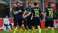 Para pemain Inter Milan merayakan gol Roberto Gagliardini ke gawang Atalanta pada pertandingan lanjutan Serie A, di Stadion Giuseppe Meazza, Minggu (12/3/2017). (AFP/Giuseppe Cacace). 