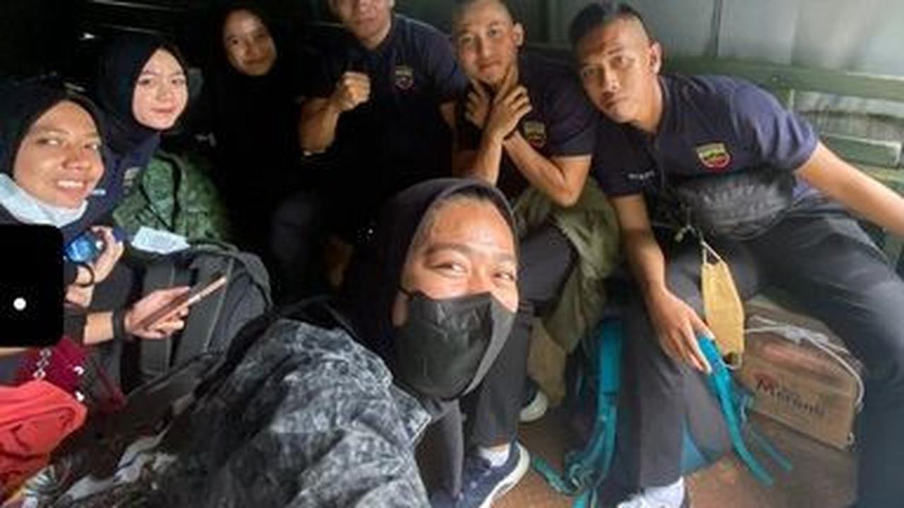 Meski sempat memutuskan untuk bekerja di salah satu perusahaan di Jakarta, keinginan Ade menjadi abdi negara ternyata tak pernah luntur.