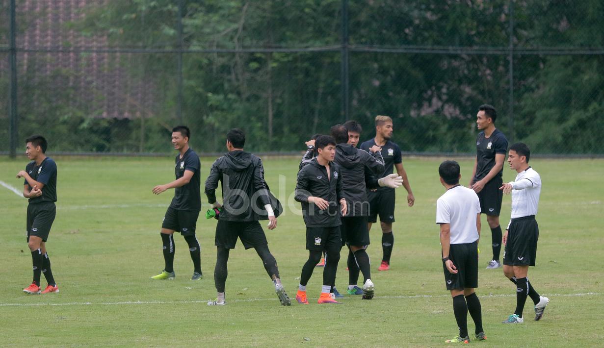 Para pemain Thailand berpelukan usai menjalani latihan tertutup jelang melawan Timnas Indonesia pada Final Piala AFF 2016 leg pertama di lapangan Sekolah Pelita Harapan, Sentul. (Bola.com/Nicklas Hanoatubun)