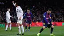 Selebrasi pemain Barcelona, Lionel Messi (kanan) setelah mencetak gol ke gawang Valencia dalam lanjutan Liga Spanyol di Camp Nou, Spanyol, Minggu (3/2). Dua gol Messi membuat pertandingan berakhir 2-2. (AP Photo/Manu Fernandez)