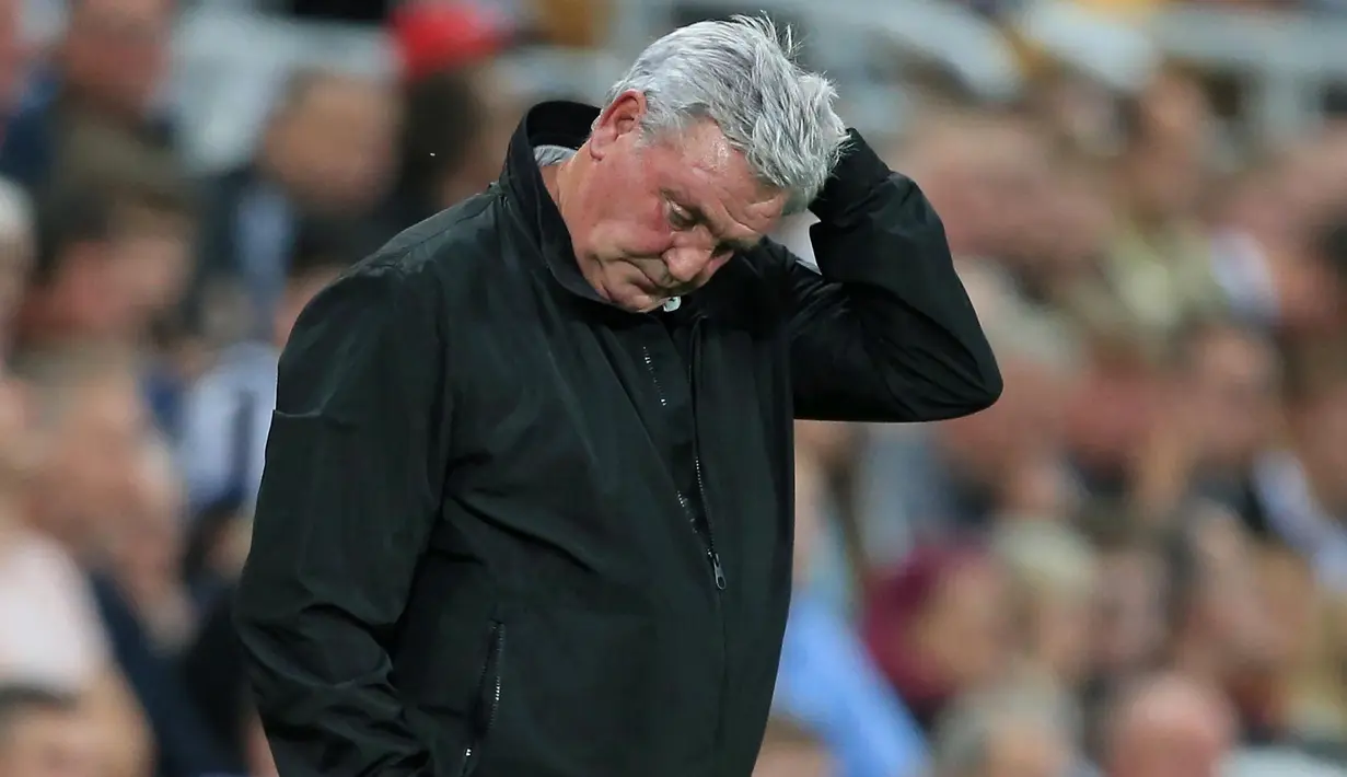 Steve Bruce - Newcastle United secara resmi mendepak Steve Bruce dari kursi kepelatihan pada Rabu (20/10/2021). Berdasarkan laman resmi Newcastle, keputusan ini merupakan hasil persetujuan bersama kedua belah pihak. (AFP/Lindsey Parnaby)