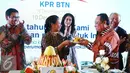 Menteri BUMN Rini M Soemarno memberi tumpeng kepada Dirut Bank BTN, Maryono saat acara HUT KPR BTN di Menara BTN, di Jakarta Selasa (14/12). Perayaan ditandai dengan pemotongan tumpeng oleh Rini. (Liputan6.com/Angga Yuniar)