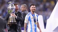 Bintang Argentina, Lionel Messi, tersenyum setelah Argentina menjuarai Copa America 2024 di Hard Rock Stadium, Miami Gardens, Florida,  Senin (15/7/2024) pagi WIB. (Carmen Mandato/Getty Images/AFP)