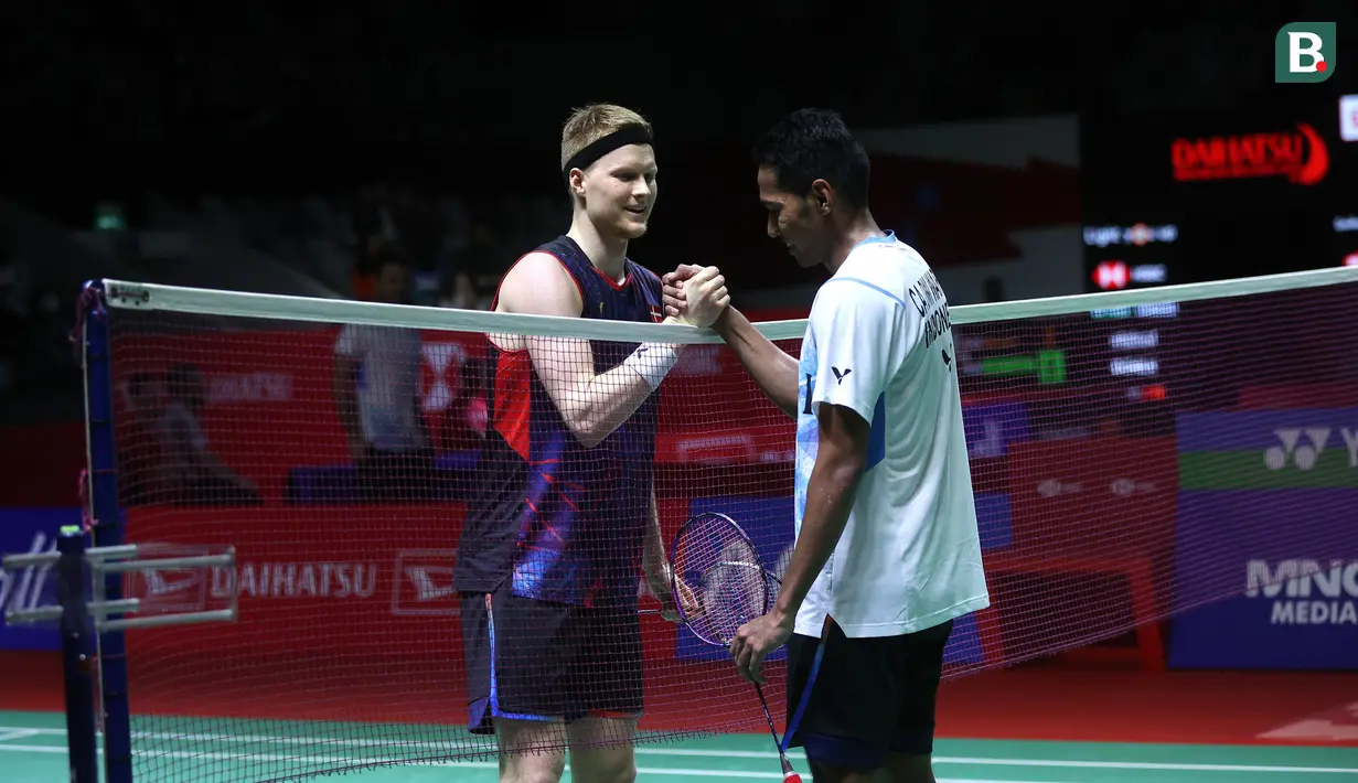 <p>Tunggal putra Indonesia, Chico Aura Dwi Wardoyo berjabat tangan dengan wakil Denmark, Anders Antonsen setelah berakhirnya laga babak 32 besar Indonesia Masters 2024 di Istora Senayan Jakarta, Rabu (24/1/2024). Chico kalah dua gim langsung dengan skor 15-21 dan 10-21. (Bola.com/M Iqbal Ichsan)</p>
<p>&nbsp;</p>