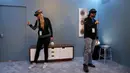 Dua orang pegawai Microsoft mendemonstrasikan HoloLens selama Microsoft Build 2016 Developers Conference di San Francisco, California (30/3). Para ilmuwan telah membuat penemuan yang menarik dan menjelaskan tentang planet Mars. (REUTERS/Beck Diefenbach)