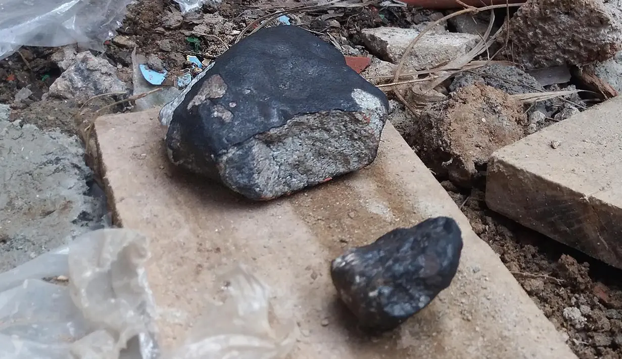 Dugaan potongan meteorit yang jatuh di Kuba barat, dekat kota Vinales, Pinar del Rio pada Jumat (1/2). Warga setempat di kota Vinales mendengar ledakan keras selama kejadian, namun tidak ada laporan korban cedera. (FATIMA RIVERO/TELEPINAR/AFP)
