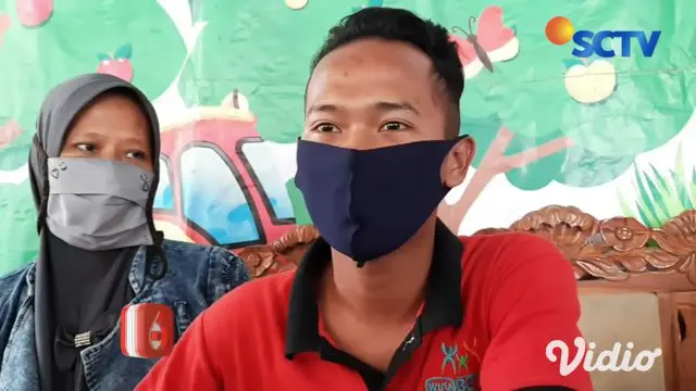 Kakak beradik yang terpaksa mengerjakan tugas di warung es milik orang tuanya di Jalan Empu Nala, Kecamatan Magersari, Kota Mojokerto, karena keterbatasan perangkat pendukung belajar daring.
